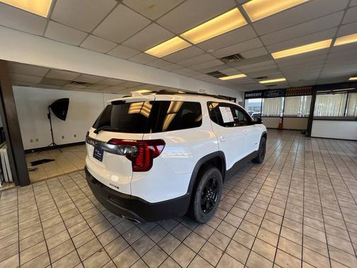 Summit White 2022 GMC Acadia AWD AT4