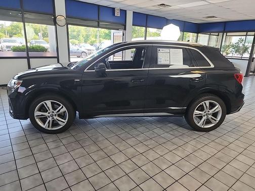 Mythos Black Metallic 2020 Audi Q3 45 S line Prestige