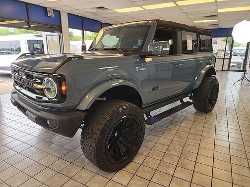 Azure Gray Metallic Tri-Coat 2023 Ford Bronco Outer Banks