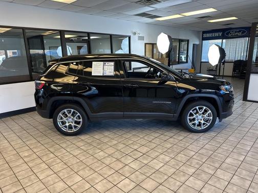 2024 Jeep Compass Latitude Lux