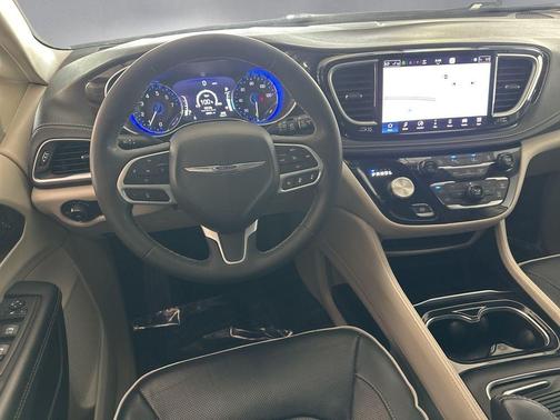 Bright White Clearcoat 2023 Chrysler Pacifica Limited