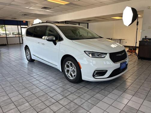 Bright White Clearcoat 2023 Chrysler Pacifica Limited