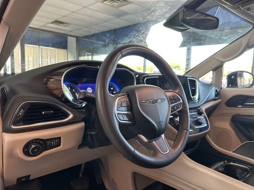 Bright White Clearcoat 2023 Chrysler Pacifica Limited