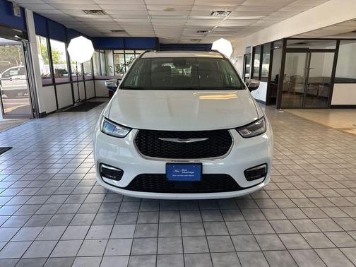 Bright White Clearcoat 2023 Chrysler Pacifica Limited