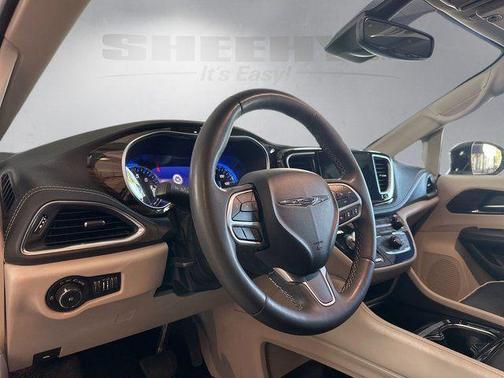 Bright White Clearcoat 2023 Chrysler Pacifica Limited