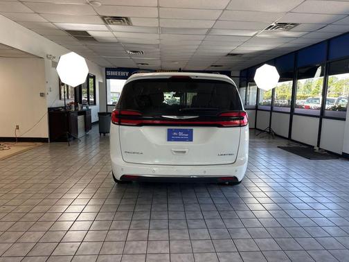 Bright White Clearcoat 2023 Chrysler Pacifica Limited