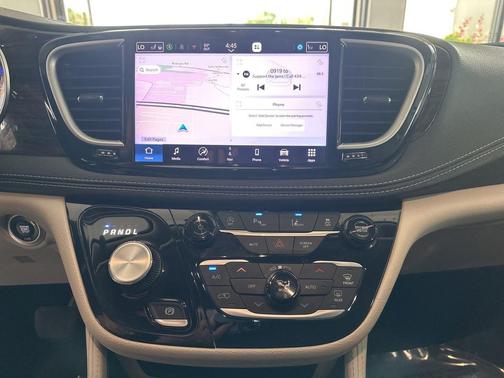 Bright White Clearcoat 2023 Chrysler Pacifica Limited