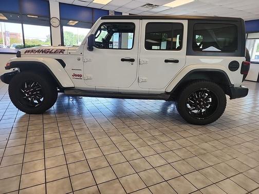Bright White Clearcoat 2018 Jeep Wrangler Unlimited Sahara