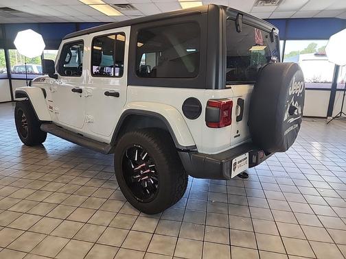 Bright White Clearcoat 2018 Jeep Wrangler Unlimited Sahara