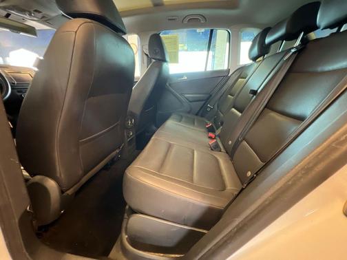 Pure White 2016 Volkswagen Tiguan SE