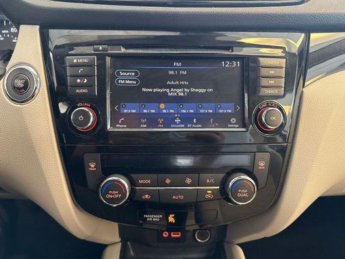 Pearl White Tricoat 2019 Nissan Rogue Sport SV