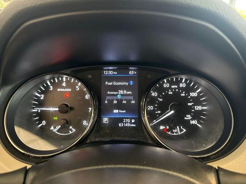 Pearl White Tricoat 2019 Nissan Rogue Sport SV