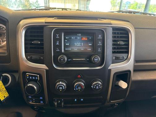 Bright Silver Metallic Clearcoat 2014 RAM 1500 SLT