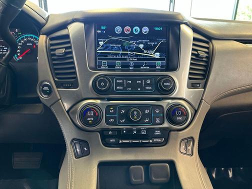 Silver Ice Metallic 2017 Chevrolet Suburban LT