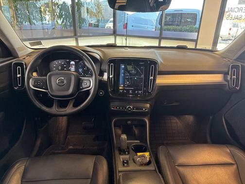 2021 Volvo XC40 T5 Momentum