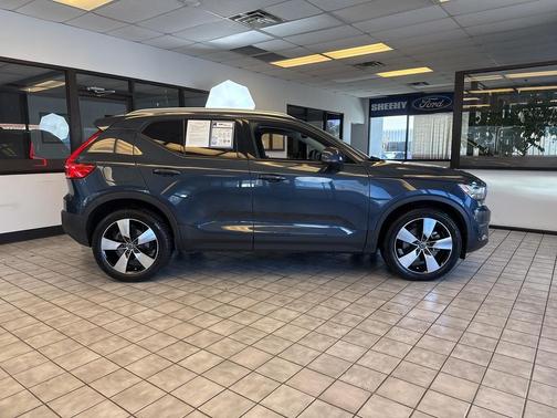 2021 Volvo XC40 T5 Momentum