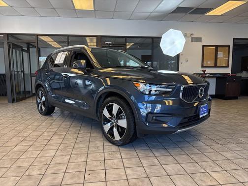 2021 Volvo XC40 T5 Momentum