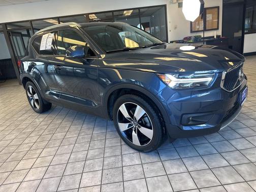 2021 Volvo XC40 T5 Momentum