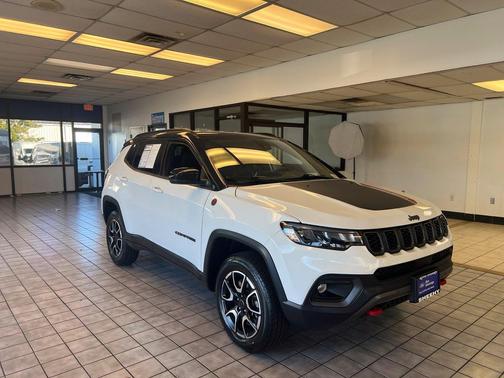 Bright White Clearcoat 2025 Jeep Compass Trailhawk