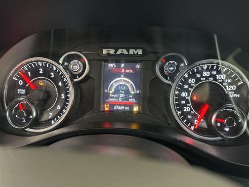 Diamond Black Crystal Pearlcoat 2019 RAM 1500 Big Horn
