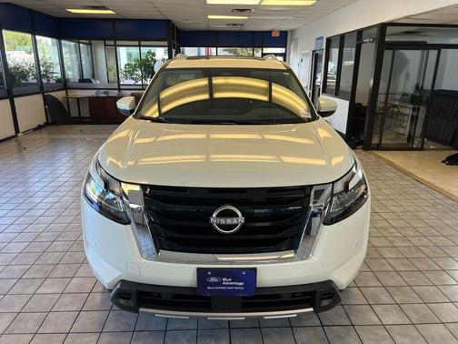 Pearl White Tricoat 2023 Nissan Pathfinder Platinum FWD