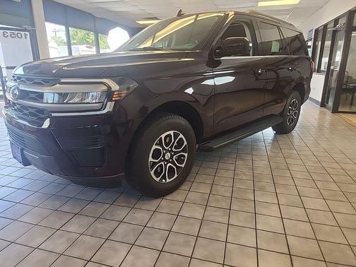 Jewel Red Metallic Tinted Clearcoat 2024 Ford Expedition XLT