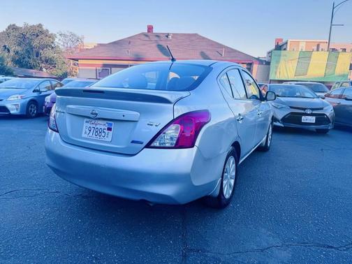Silver 2014 Nissan Versa 1.6 SV