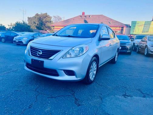 Brilliant Silver 2014 Nissan Versa 1.6 SV