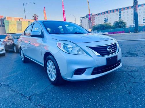 Brilliant Silver 2014 Nissan Versa 1.6 SV