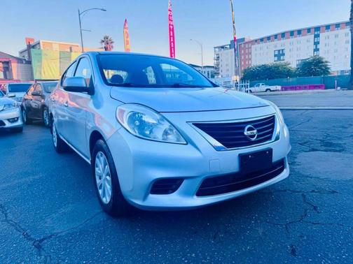 Brilliant Silver 2014 Nissan Versa 1.6 SV