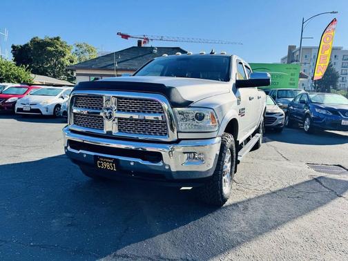 2017 RAM 3500 Laramie Crew Cab 4x4 6'4' Box