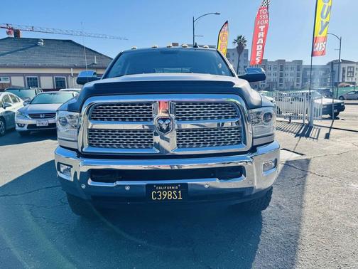 2017 RAM 3500 Laramie Crew Cab 4x4 6'4' Box