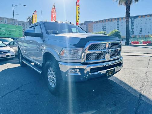 2017 RAM 3500 Laramie Crew Cab 4x4 6'4' Box