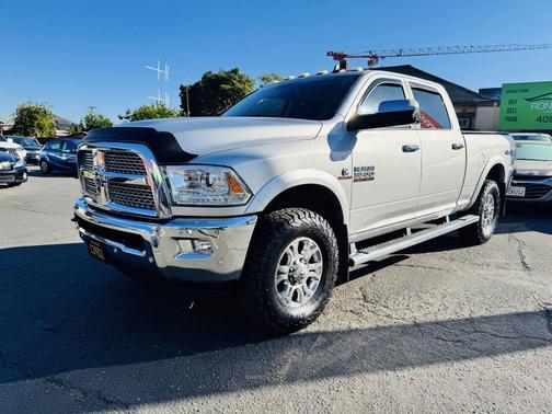 2017 RAM 3500 Laramie Crew Cab 4x4 6'4' Box