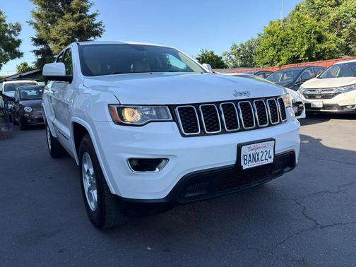 Bright White Clearcoat 2017 Jeep Grand Cherokee Laredo