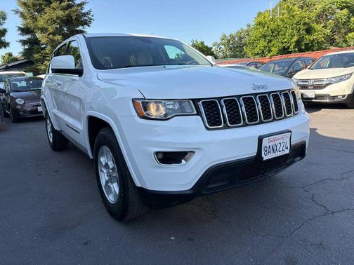 Bright White Clearcoat 2017 Jeep Grand Cherokee Laredo
