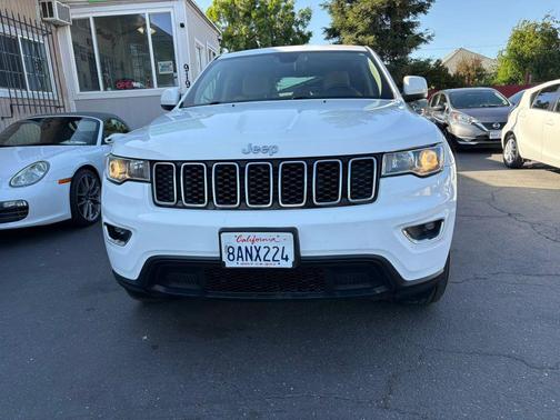 Bright White Clearcoat 2017 Jeep Grand Cherokee Laredo