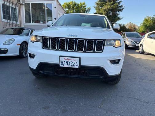 Bright White Clearcoat 2017 Jeep Grand Cherokee Laredo