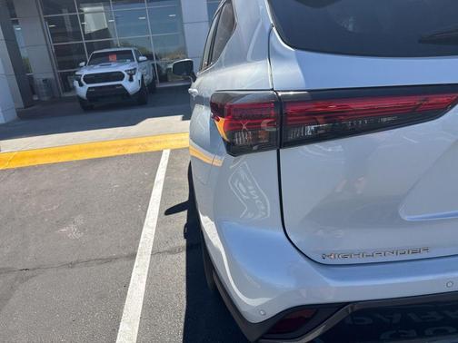 Wind Chill Pearl 2023 Toyota Highlander Limited