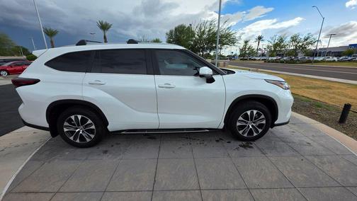 2024 Toyota Highlander Hybrid XLE
