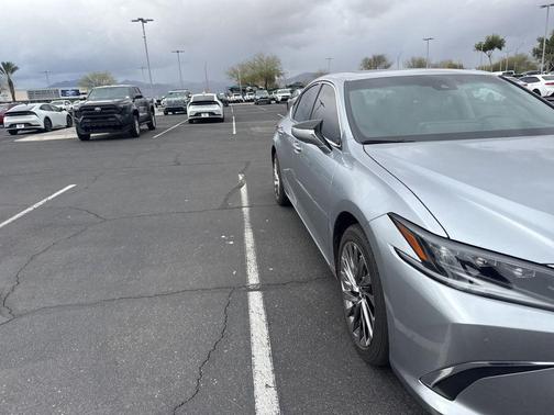 Iridium 2024 Lexus ES 300h Luxury