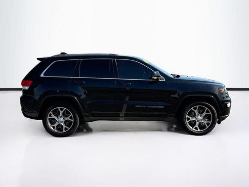 Diamond Black Crystal Pearlcoat 2018 Jeep Grand Cherokee Sterling Edition
