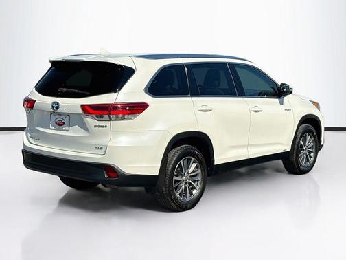 Blizzard Pearl 2019 Toyota Highlander Hybrid XLE