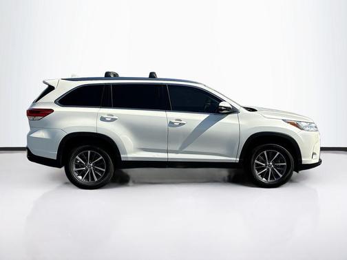 Blizzard Pearl 2019 Toyota Highlander XLE