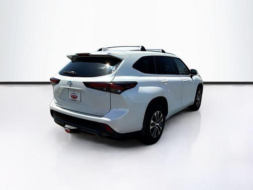 Wind Chill Pearl 2026 Toyota Highlander XLE