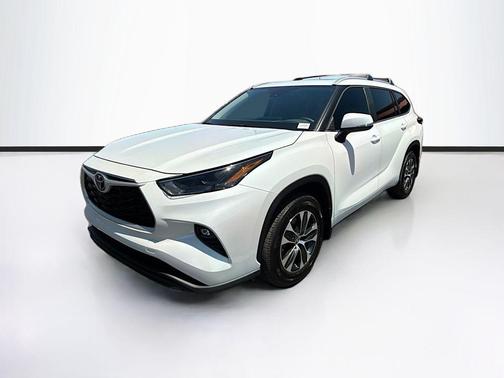 Wind Chill Pearl 2026 Toyota Highlander XLE