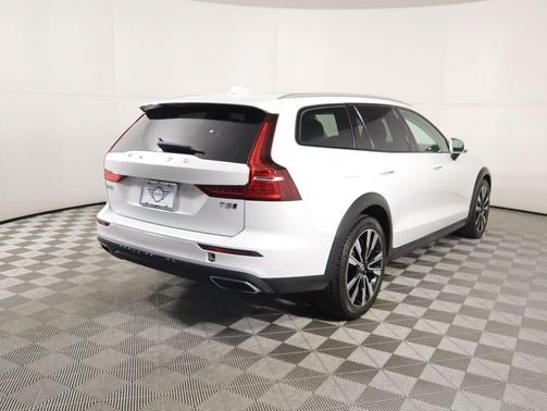 2021 Volvo V60 Cross Country T5