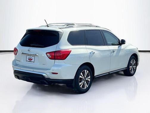 Pearl White 2017 Nissan Pathfinder SV