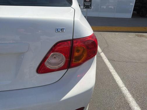 Super White 2009 Toyota Corolla LE