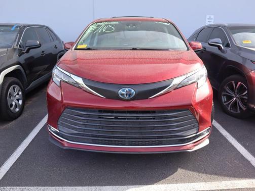 2021 Toyota Sienna XLE 8 Passenger